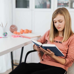 成人高考报名后什么时候交学费？多少一年？